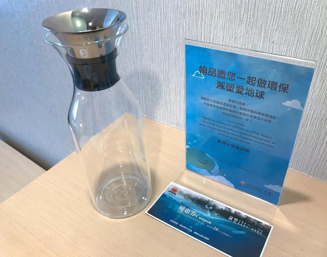 Chateau De Chine Hotel Hualien Eksteriør bilde A bottle of water from the Great Wall of China