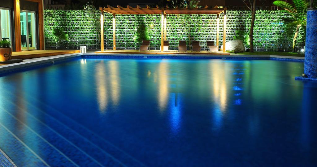 Chateau De Chine Hotel Hualien Eksteriør bilde A swimming pool at night