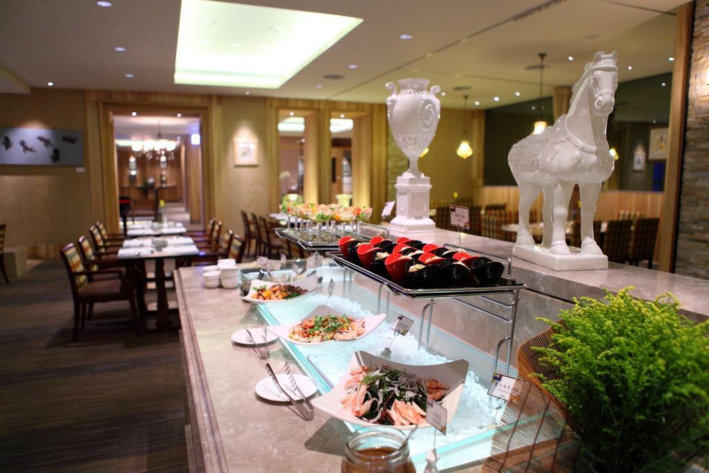 Chateau De Chine Hotel Hualien Eksteriør bilde A buffet at a hotel