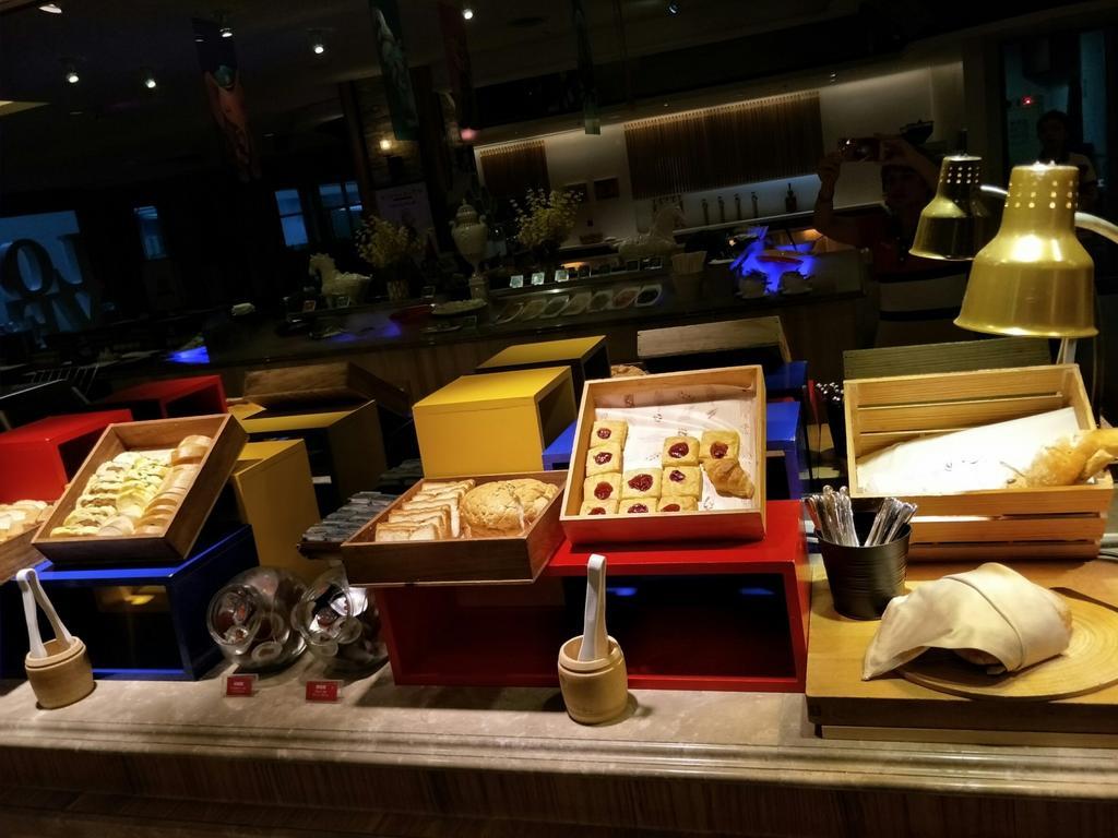 Chateau De Chine Hotel Hualien Eksteriør bilde A selection of dim sum at the buffet at the Shangri-La Hotel, Kuala Lumpur